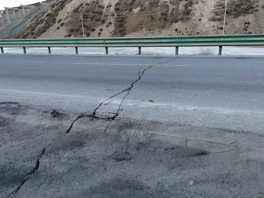 图9 地裂缝贯穿公路路基